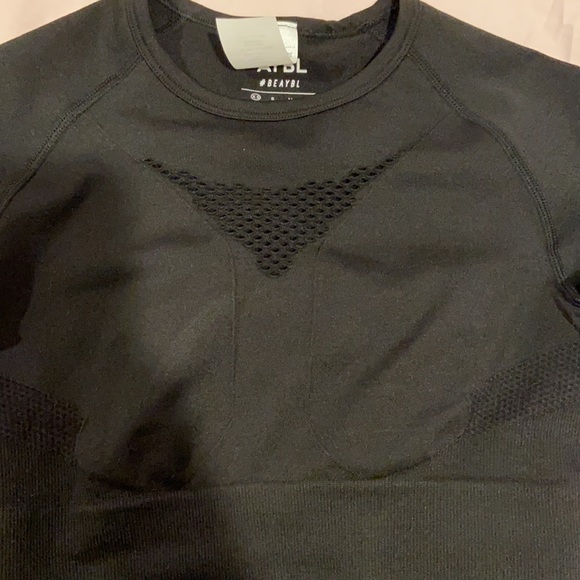 NWOT MOTION SEAMLESS LONG SLEEVE CROP TOP - Picture 7 of 9